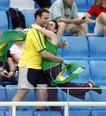 图文-各国啦啦队成看台风景 巴西球迷激情相拥
