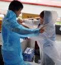 图文-奥运无名英雄志愿者 大雨中互相帮忙