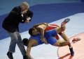 图文-路透社北京奥运最佳图片 摔跤裁判很危险