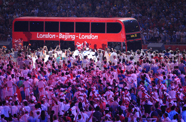 图文-北京奥运会闭幕式 无数冠军涌向伦敦公交车