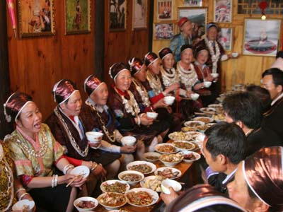 图文-“祝福北京”苗族使者评选 长桌宴多人同食