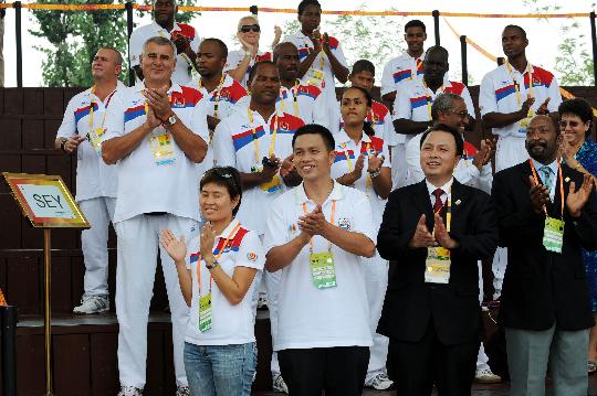 图文-塞舌尔奥运代表团举行升旗仪式 集体鼓掌