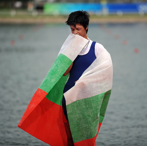 图文-[奥运]女子单人双桨决赛 奈科娃身披国旗庆祝