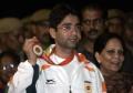 图文-印度奥运首金得主归国受欢迎 展示奥运金牌