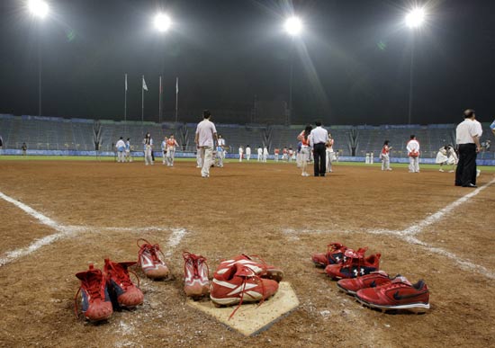 图文-垒球决赛完美落幕 女垒队员的红鞋分外醒目
