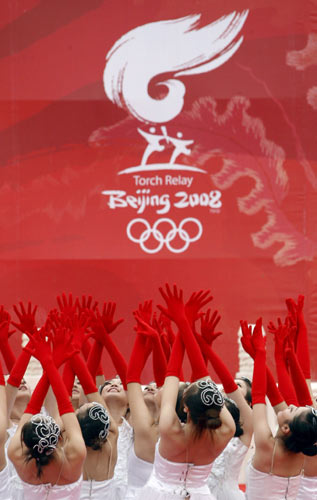 图文-奥运圣火北京首日传递 精彩的文艺表演
