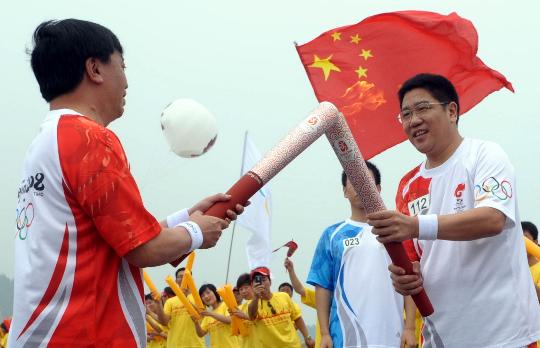图文-奥运圣火在北京传递第2日 