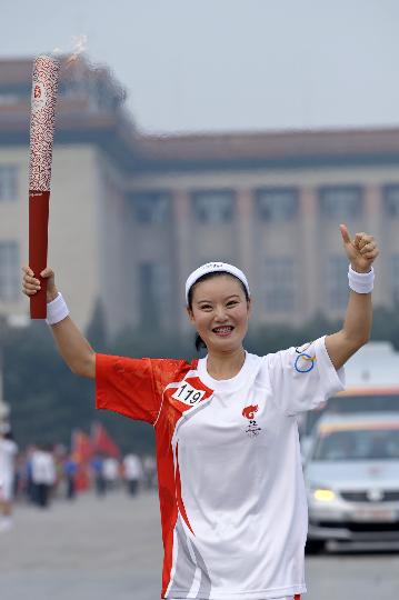 图文-奥运圣火在北京进行首日传递 美女火炬手邓敏