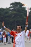 图文-奥运圣火在北京进行首日传递 火炬手高健