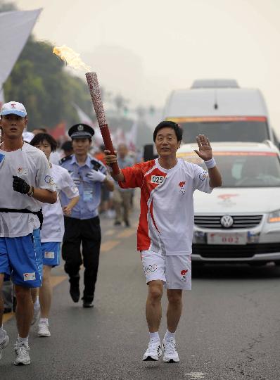 图文-奥运圣火在北京进行首日传递 武警背后保护