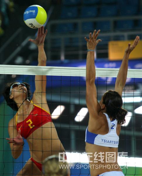 图文-女子沙排中国胜希腊 高高跃起网前对决