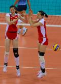 图文-女排半决赛中国VS巴西 周苏红和薛明庆祝得分