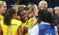 图文-女排半决赛中国0-3巴西 巴西姑娘争抢电视镜头