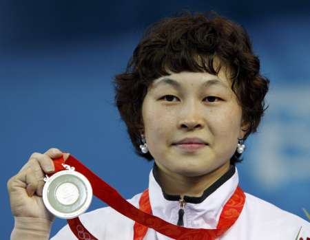 图文-[奥运]女子举重53KG级 尹贞姬展示银牌