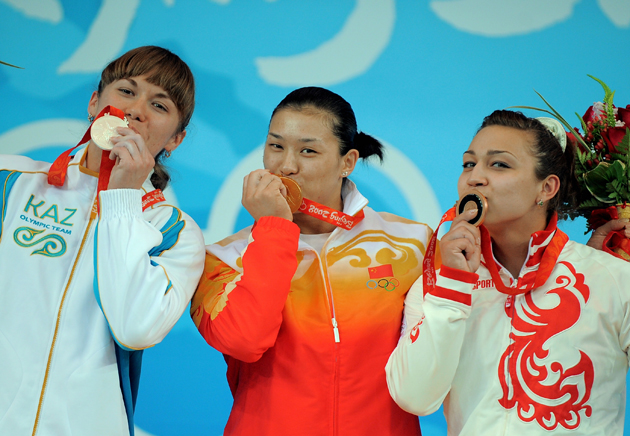 图文-[奥运]女子举重75公斤 三位姑娘亲吻奖牌