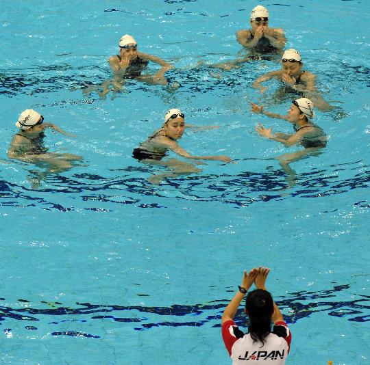 图文-日本花样游泳队进行赛前训练 教练讲解要领