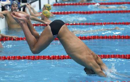 图文-美国游泳队新一天备战训练 菲尔普斯入水动作