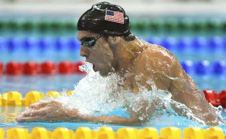 图文-400米混合泳菲尔普斯摘金 猛兽出水瞬间