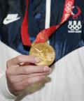 图文-男子400米个人混合泳颁奖 菲尔普斯的金牌
