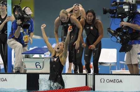 图文-女子4x100米自由泳接力 姑娘们开心大叫