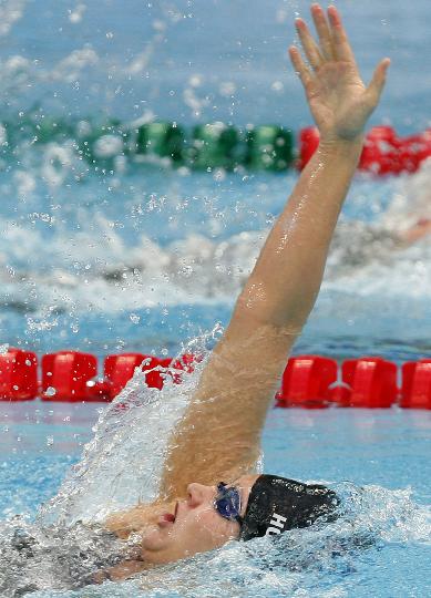 图文-女子200米仰泳考文垂破纪录夺冠 向胜利招手