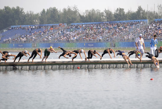 图文-女子10公里公开水域决赛 出发一瞬互不相让