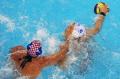 图文-奥运会20日男子水球八强赛 打到脸上了
