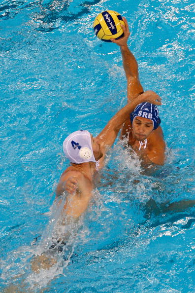 图文-奥运会22日男子水球赛况 打到对手头上 