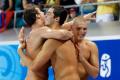 图文-奥运会22日男子水球赛况 上岸来个拥抱