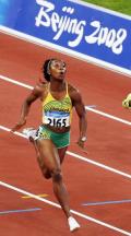 图文-女子100米牙买加选手夺金 箭一样冲过终点