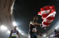 图文-田径男子400米栏决赛 接过胜利的旗帜