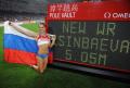 图文-伊辛巴耶娃刷新世界纪录 享受5米05