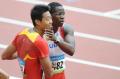 图文-刘翔出战110米栏预赛 罗伯斯与中国选手合影