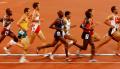 图文-奥运会男子5000米预赛 运动员互不相让