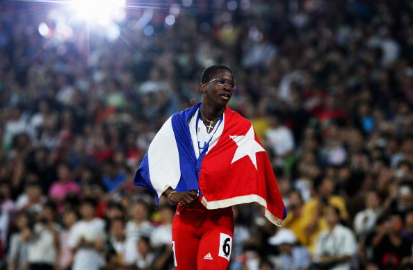图文-奥运会男子110米栏决赛 罗伯斯身披国旗