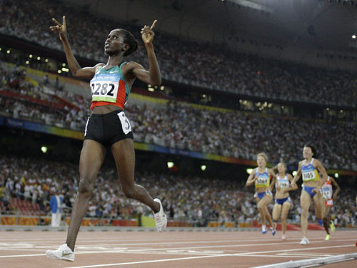 图文-田径女子1500米决赛 首个冲过终点