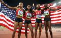 图文-女子4x400米接力 美国姑娘身披国旗庆祝