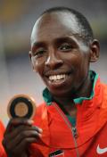 图文-[奥运]田径男子800米 耶戈展示铜牌