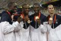 图文-奥运男子4X400米美国夺金 展示冠军奖牌