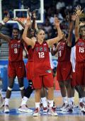 图文-女篮半决赛美国胜俄罗斯 美国队庆祝胜利