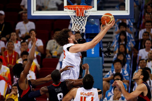 图文-北京奥运会男子篮球决赛 小加索尔篮下得分 