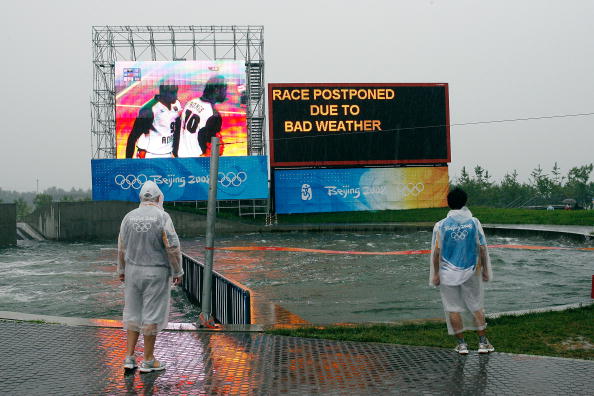 图文-奥运会14日皮划艇激流回旋赛况 天降大雨