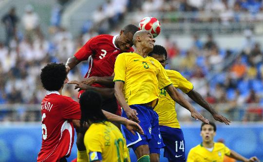 图文-巴西1-0比利时 双方球员在比赛中争顶头球