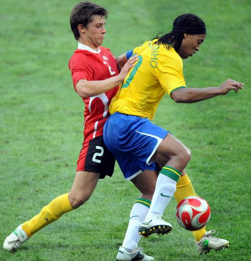 图文-巴西1-0比利时 小罗与对手拼抢