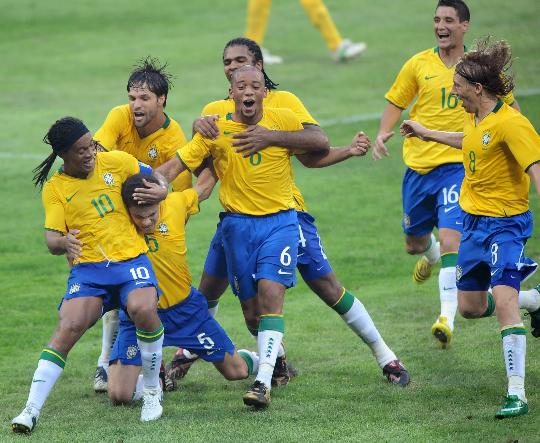 图文-巴西1-0比利时 巴西国奥球员埃尔南斯庆祝进球
