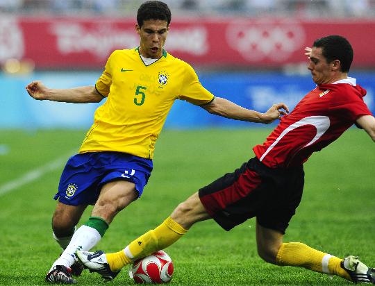 图文-巴西1-0比利时 巴西国奥队埃尔南斯与对手拼抢