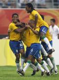 图文-奥运男足巴西1-0比利时 进球功臣被牢牢抱住