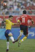 图文-奥运男足巴西VS比利时 双方争球异常激烈