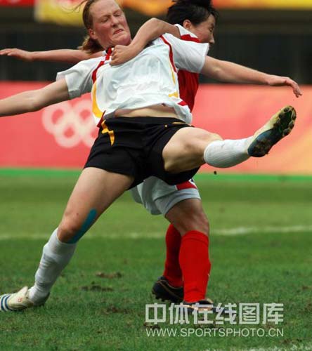 图文-[奥运会]朝鲜女足0-1德国 防守小动作