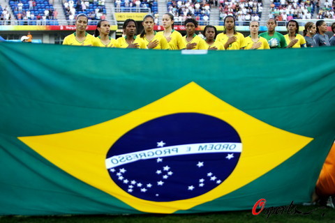 图文-巴西女足2-1挪威进入四强 巴西女足在国旗旁
